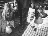 405629 Afbeelding van twee kleine kinderen tijdens hun bezoek aan de vrijmarkt te Utrecht tijdens Koninginnedag.